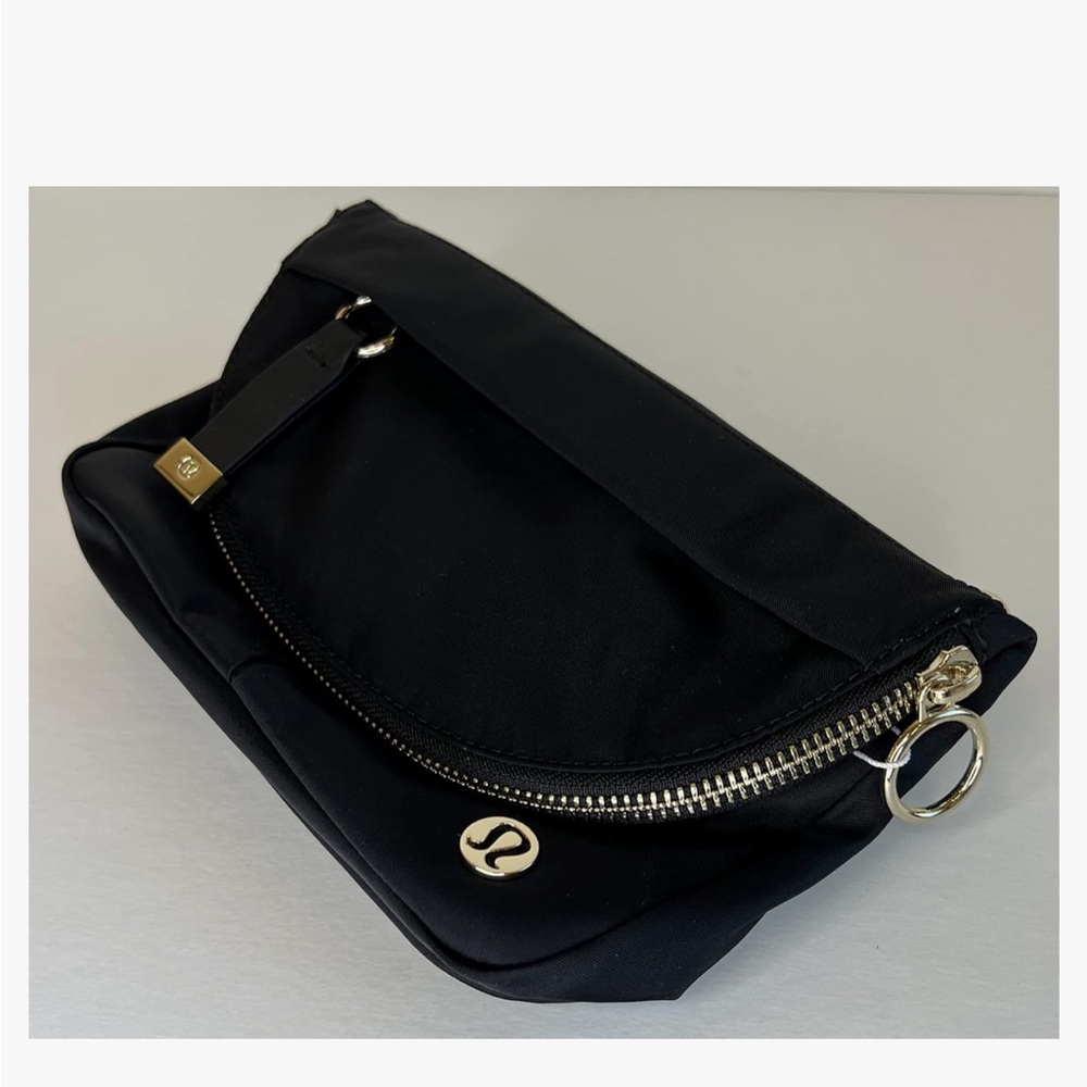 Lulelemon All Night Festival Bag *Micro 1.5L, black/gold, EUC